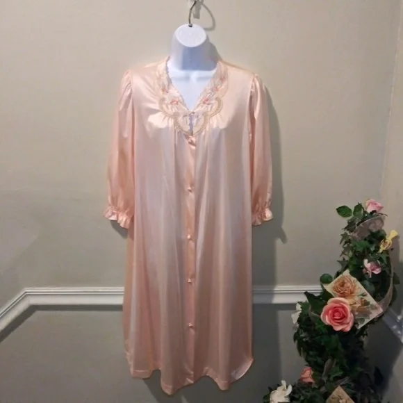 Vintage Late 1970-80's  Lorraine Pale Pink Floral Embroidered Nylon Robe - Picture 9 of 9